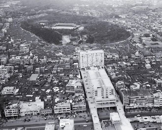 1970년대 서울 종묘 일대와 세운상가의 모습. 한겨레 자료사진