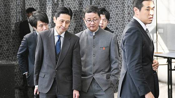 지난 18일 베이징에서 류진쑹 중국 외교부 아주국장(앞줄 오른쪽)이 주머니에 손을 놓은 채 가나이 마사아키 일본 외무성 아시아대양주국장을 내려다보는 듯한 모습이 중국 관영매체에 올라왔다.AFP=연합뉴스