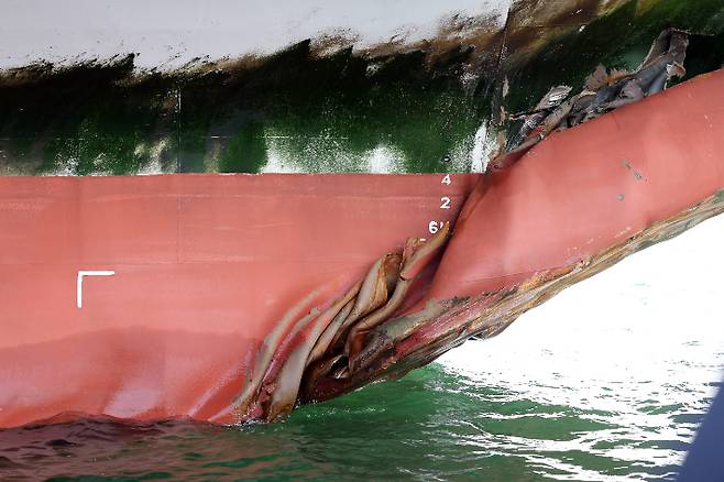 20일 오전 전남 목포시 삼학부두에 정박된 2만6천t급 여객선 퀸제누비아2호 선수가 구겨지듯 망가져 있다. 연합뉴스