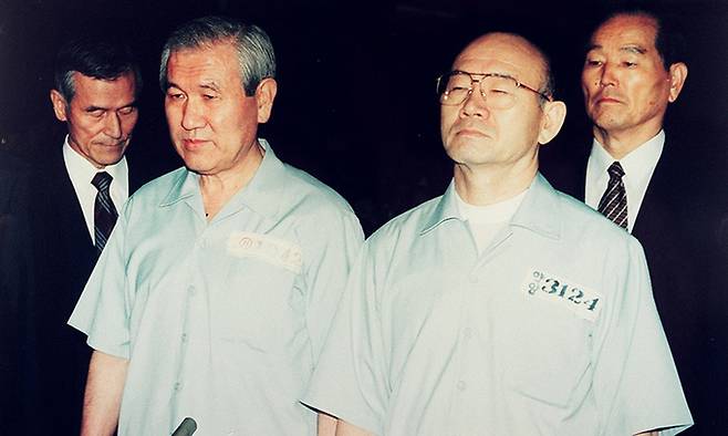 1996년 5.18사건 선고공판 출석 당시 노태우(왼쪽)·전두환 전 대통령 모습. 연합뉴스