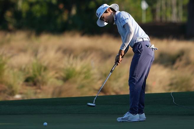 이소미, LPGA 최종전 첫날 단독 선두 - 이소미가 21일(한국시간) 미국 플로리다주 네이플스의 리츠칼튼 골프리조트 티뷰론 GC에서 열린 미국여자프로골프(LPGA) 투어 최종전 CME그룹 투어 챔피언십 첫날 18번 그린에서 퍼팅하고 있다. 이소미는 8언더파 64타 단독 선두에 올랐다. 네이플스 AP 뉴시스