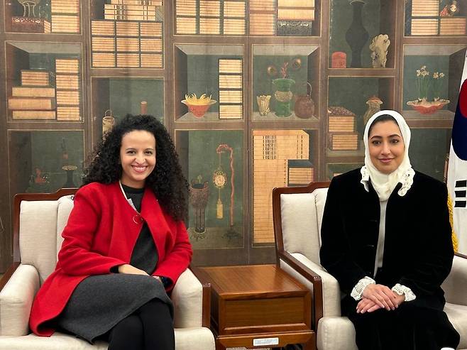 카타르 이슬람예술박물관 관계자들 (서울=연합뉴스) 김예나 기자 = 샤이카 나세르 알-나스르 관장 카타르 도하 이슬람예술박물관장(오른쪽)과 무니아 셰크합 아부다야 학예 부관장(왼쪽)이 21일 서울 국립중앙박물관에서 한국 언론과 인터뷰한 뒤 기념사진을 찍고 있다. 2025.11.21
yes@yna.co.kr