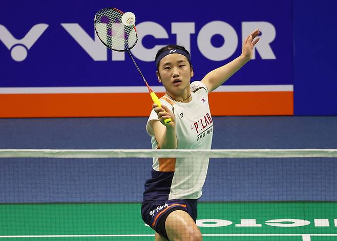 안세영이 28일 경기도 수원체육관에서 열린 세계배드민턴연맹(BWF) 월드투어 슈퍼 500 코리아오픈 여자단식 결승에서 일본 야마구치 아카네와 경기를 하고 있다. 사진 | 연합뉴스