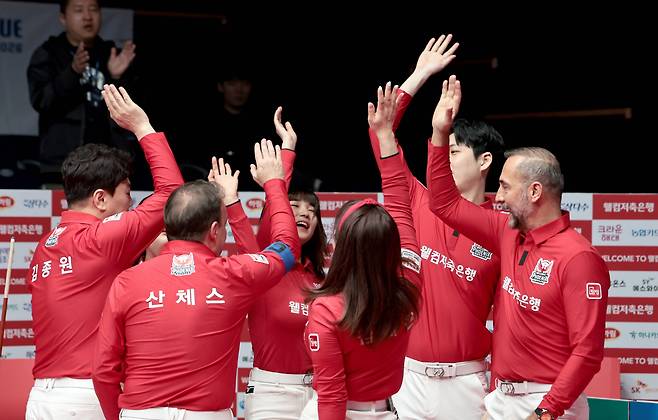 웰컴저축은행 선수들이 SK렌터카를 세트스코어 4대0으로 제압한 뒤 하이파이브를 나누고 있다. 사진제공=PBA