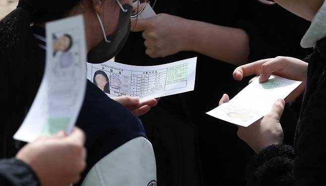 2026학년도 대학수학능력시험(수능) 예비 소집일인 12일 대구 수성구 정화여자고등학교에서 고3 수험생들이 수험표를 받아 확인하고 있다. 2025.11.12/연합뉴스