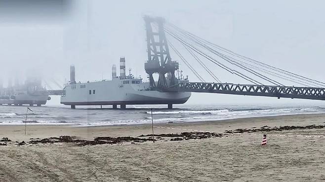 중국 소셜미디어에 중국군의 새로운 특수 바지선 모습이 공유됐다. 소셜미디어 캡처