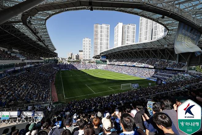 지난달 8일 매진을 기록했던 인천 유나이티드와 수원 삼성전이 열린 인천축구전용경기장 전경. /사진=한국프로축구연맹 제공