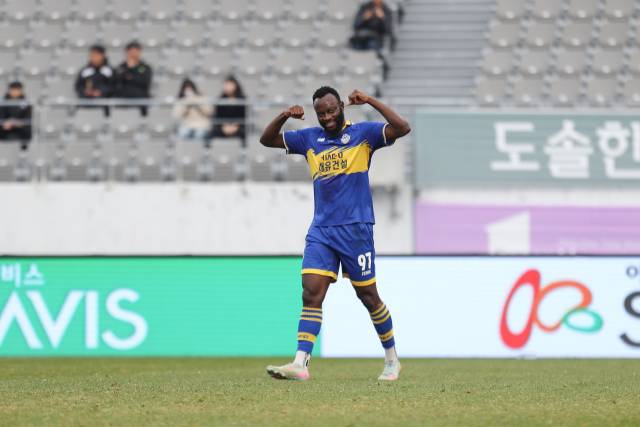 충남아산FC가 23일 오후 이순신종합운동장에서 치러진 '하나은행 K리그2 2025' 39라운드 전남드래곤즈와의 경기를 2대 1로 승리했다. 전반 28분 득점을 성공한 아산 은고이가 세리머니를 하고 있다. 한국프로축구연맹 제공.