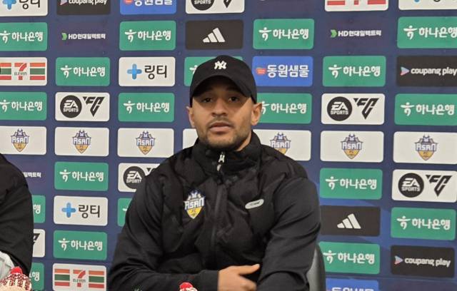 충남아산FC 공격수 데니손이 23일 오후 이순신종합운동장에서 치러진 '하나은행 K리그2 2025' 39라운드 전남드래곤즈와의 경기를 마치고 수훈선수 인터뷰를 하고 있다. 사진=이재범 기자.