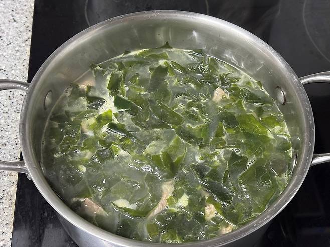 쌀뜨물을 듬뿍 넣고 맛있게 끓이는 중인 미역국