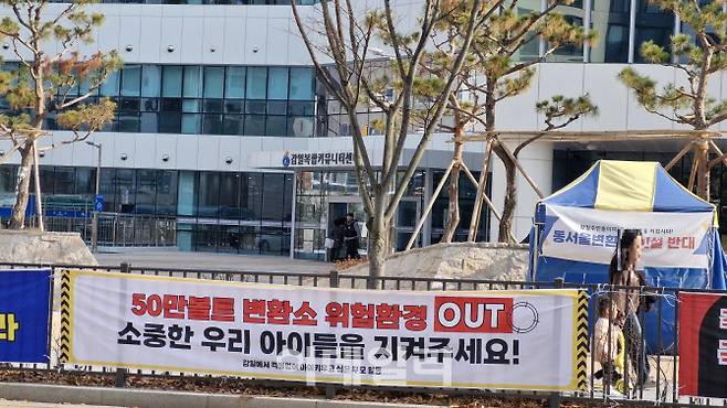 어린아이의 손을 잡고 한 엄마가 감일동 거리를 걸어가고 있다. 감일동은 영유아, 청소년, 다자녀, 신혼부부 등이 주로 사는 4만명(1만4000가구) 주거밀집지역이다. (사진=최훈길 기자)