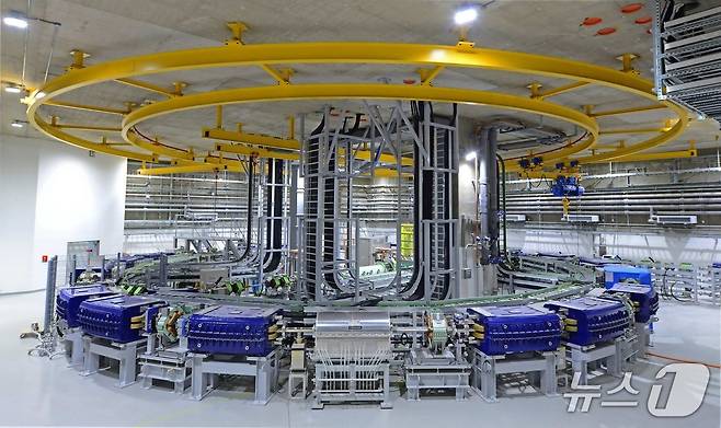 최근 '꿈의 암 치료'라 불리는 최첨단 방사선 치료법, 양성자와 중입자에 대한 각계 관심이 커지고 있다. 사진은 지난 2023년 연세암병원에 설치된 중입자치료센터의 입자 가속기.(연세암병원 제공)