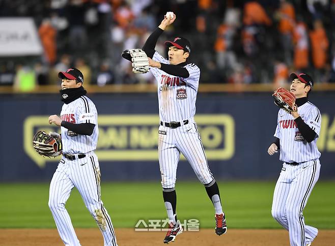 LG 박해민(가운데)이 27일 서울 잠실구장에서 열린 2025 KBO 포스트시즌 한국시리즈 2차전 한화와 경기 승리 후 환호하고 있다. 잠실 | 최승섭기자 thunder@sportsseoul.com