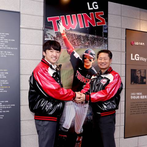 LG 김인석 사장과 박해민이 재계약을 마친 후 포즈를 취하고 있다. 사진 | LG 트윈스