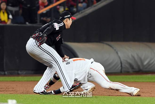 한화 하주석(오른쪽)이 29일 대전 한화생명볼파크에서 열린 2025 KBO리그 LG와 한국시리즈 3차전 2회말 1사 1-2루 상황에서 이도윤의 유격수 땅볼 때 2루와 3루 사이에서 런다운에 걸리면서 LG 손주영에 태그아웃되고 있다. 대전 | 박진업 기자 upandup@sportsseoul.com