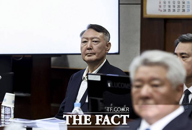 윤석열 전 대통령이 지난 9월 서울 서초구 서울중앙지방법원에서 열린 특수공무 집행 방해, 직권남용 권리행사 방해 혐의 첫 재판에 출석해 있다./사진공동취재단