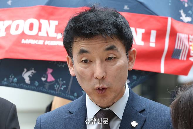 김용현 전 국방부 장관 변호인 이하상 변호사가 지난 6월23일 서울 서초구 서울중앙지방법원에서 열린 구속 심문에 출석하기 전 취재진 질문에 답하고 있다. 한수빈 기자