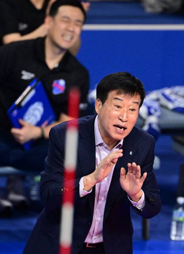 김호철 감독이 간절한 표정으로 작전을 지시하고 있다 / 한국배구연맹(KOVO)