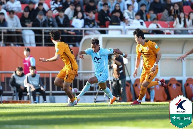 대구 지오바니(가운데)가 23일 제주월드컵경기장에서 열린 K리그1 37라운드에서 제주 SK의 수비수 사이로 드리블 돌파를 시도하고 있다. 프로축구연맹 제공