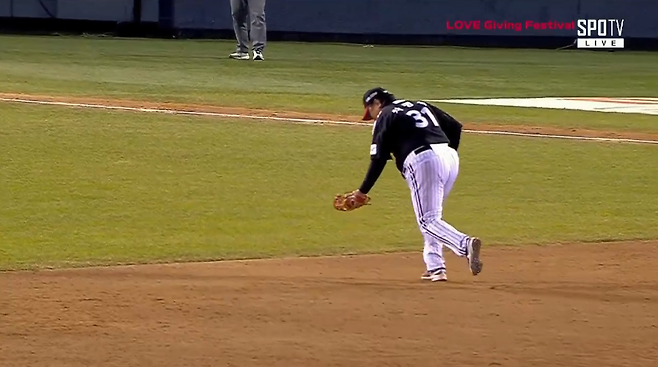 ▲ 이종범 류지현 그리고 차명석. 자칭 3대 유격수가 다시 그라운드에 섰다. 다음 장면은 상상에 맡깁니다. ⓒ SPOTV