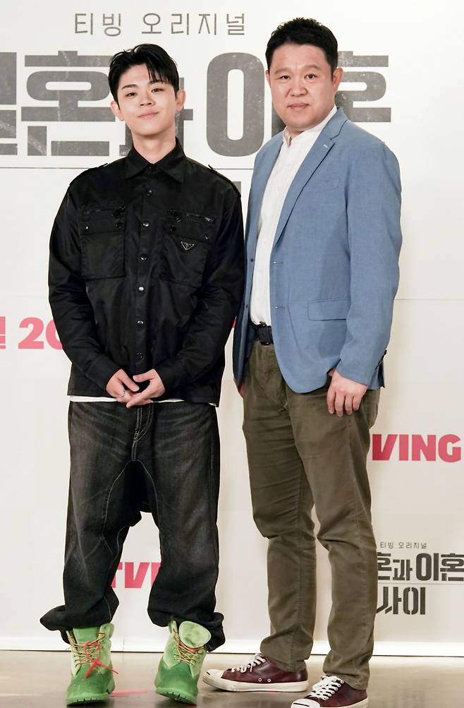 가수 그리, 방송인 김구라가 24일 오후 온라인으로 진행된 티빙 오리지널 '결혼과 이혼 사이' 제작발표회에 참석해 포즈를 취하고 있다. 2022.05.25 <사진=티빙>