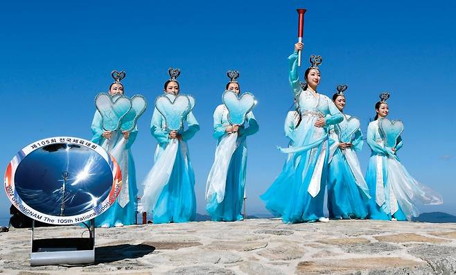 한민족 역사가 서려 있는 마니산 참성단에서 지난해 10월 3일 ‘제4356주년 개천대제’와 ‘제105회 전국체전 채화식’이 열렸다. 강화군 제공