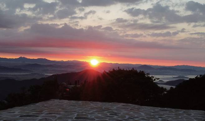 참성단에서 바라본 일출. 참성단은 맑고 강력한 천기(天氣)가 흐르는 명당터다. 안영배 제공