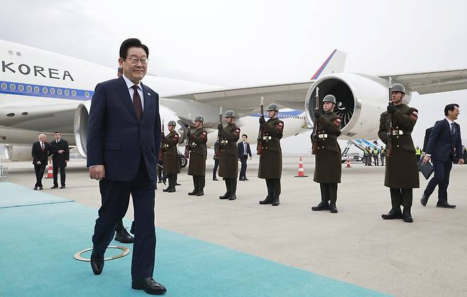 ▲ 튀르키예를 국빈 방문한 이재명 대통령이 24일(현지시간) 앙카라 에센보아 국제공항에 도착한 뒤 공군 1호기에서 내려 차량으로 이동하고 있다. /연합뉴스