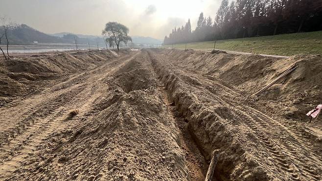 대전 유성구 용신교 일대의 갑천변에서 지역 파크골프협회가 사전 허가 없이 골프장 조성공사를 벌여 물의를 빚고 있다. 파헤쳐진 갑천 현장 모습. (사진=대전충남녹색연합 제공)