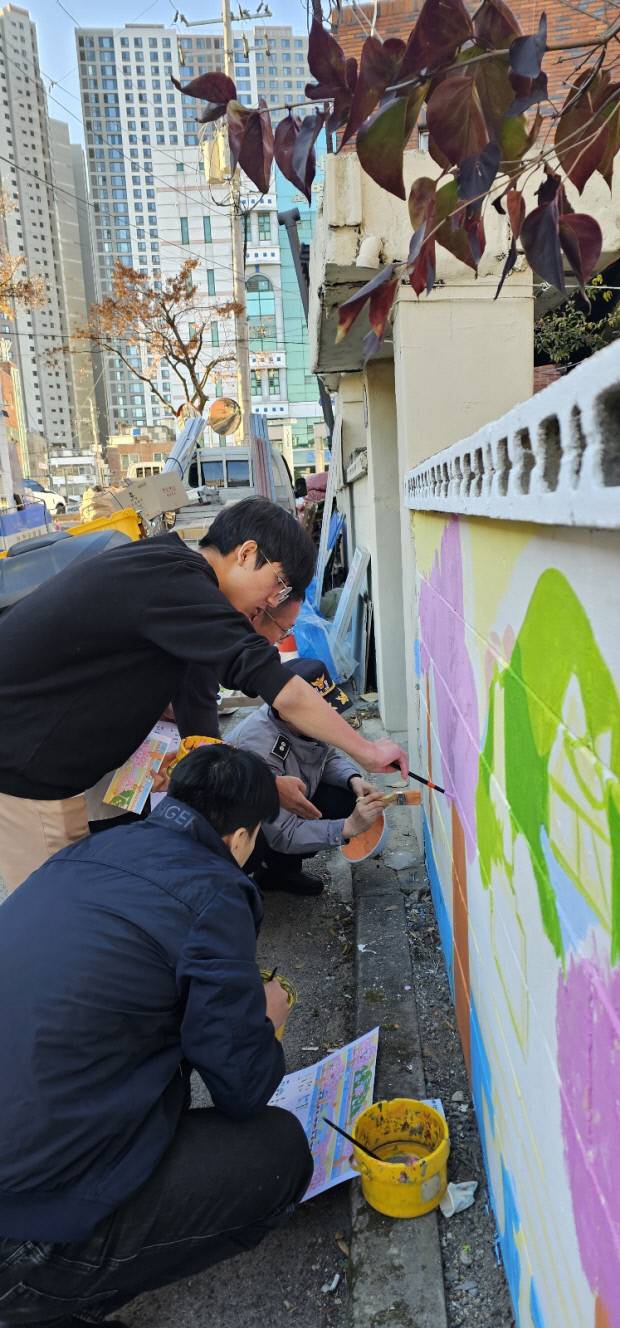'SPO(Special Painting Offer) 희망 벽화 그리기'에 참여한 사곡고등학교 경찰동아리(투비폴)학생들과 경찰관들의 모습.