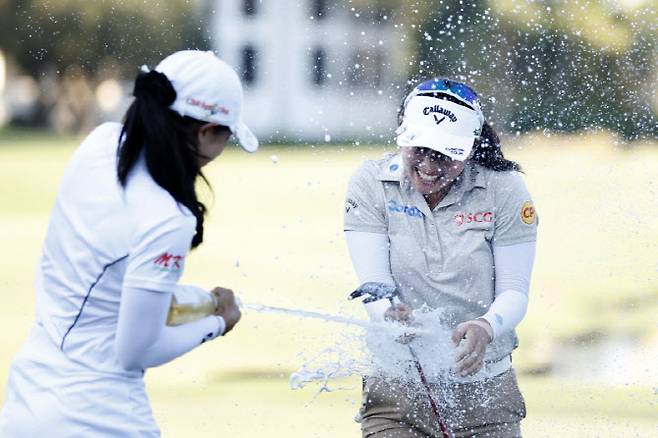 샴페인 세례 받는 티띠꾼.(사진=AFPBBNews)