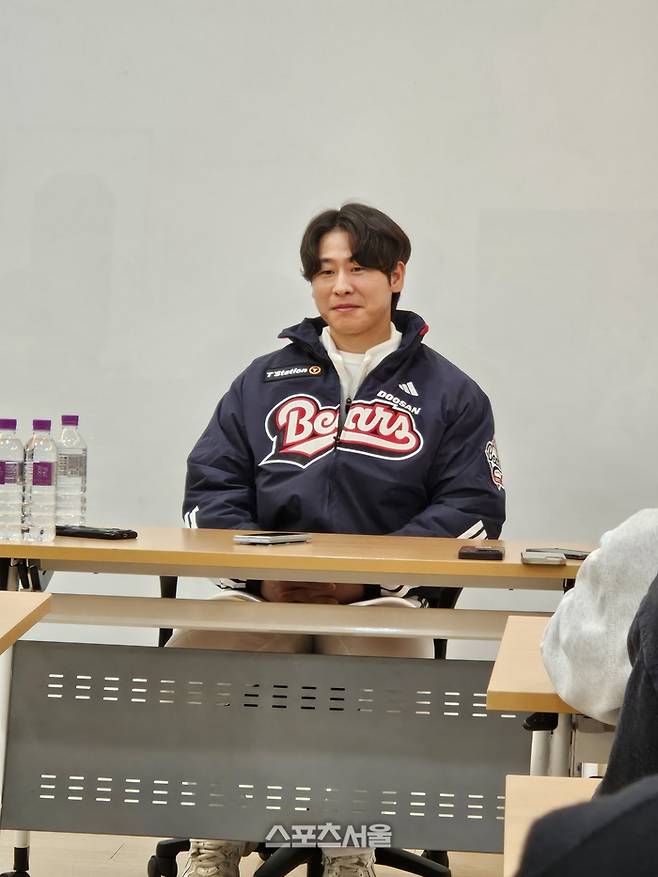 두산 박찬호가 23일 서울 잠실구장에서 열린 2025 곰들의 모임 행사에 앞서 취재진 인터뷰에 응하고 있다. 잠실 | 강윤식 기자 skywalker@sportsseoul.com