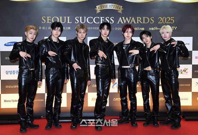 보이그룹 뉴비트가 24일 그랜드 하얏트 서울 호텔에서 진행된 ‘제17회 서울석세스대상’에 앞서 포토월 앞에 서서 취재진을 향해 포즈를 취하고 있다. 사진 | 박진업 기자 upandup@sportsseoul.com