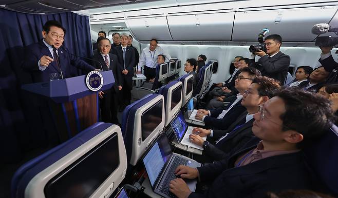 이재명 대통령이 23일(현지 시각) G20 정상회의 일정을 마치고 남아프리카공화국에서 다음 방문지인 튀르키예로 향하는 공군 1호기에서 기내 간담회를 하고 있다./연합뉴스