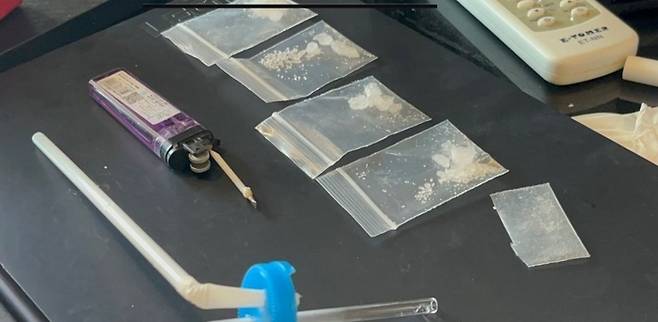 현장에서 발견된 메스암페타민 크리스털. 사진=페이스북/타이거 캡처