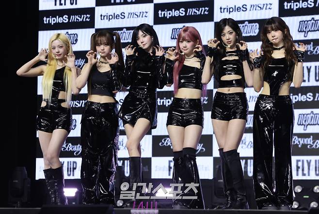 트리플에스 미소녀즈(msnz) 넵튠이 24일 오후 서울 용산구 블루스퀘어에서 열린 새 앨범 'Beyond Beauty' 발매기념 쇼케이스에 참석해 포토타임을 갖고 있다. 트리플에스 미소녀즈는 네 가지 디멘션으로 나뉜다. moon은 설린과 지연, 소현, 카에데, 시온, 린으로, sun은 신위, 유연, 마유, 채원, 채연, 혜린으로 구성됐다. neptune에는 서연과 다현, 나경, 니엔, 코토네, 서아가, zenith에는 하연, 연지, 지우, 유빈, 주빈, 수민이 합류했다. 서병수 기자 qudtn@edaily.co.kr /2025.11.24/