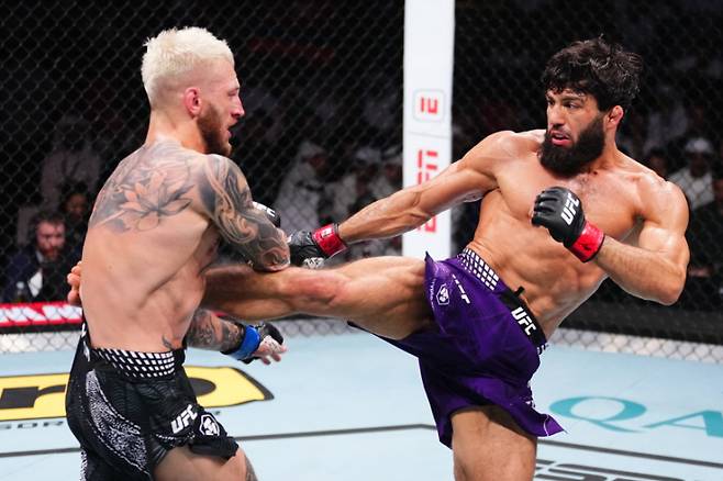 아르만 사루키안(오른쪽). 사진=UFC