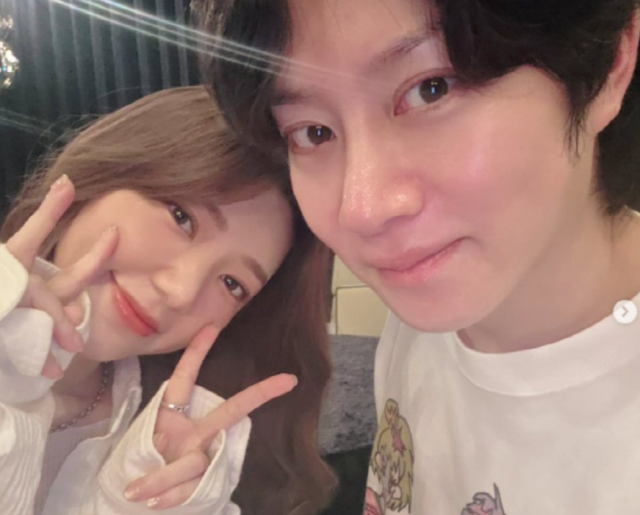 슈퍼주니어 김희철과 과거 '우리 결혼했어요' 부부로 호흡을 맞췄던 대만 배우 곽설부. /김희철 소셜미디어