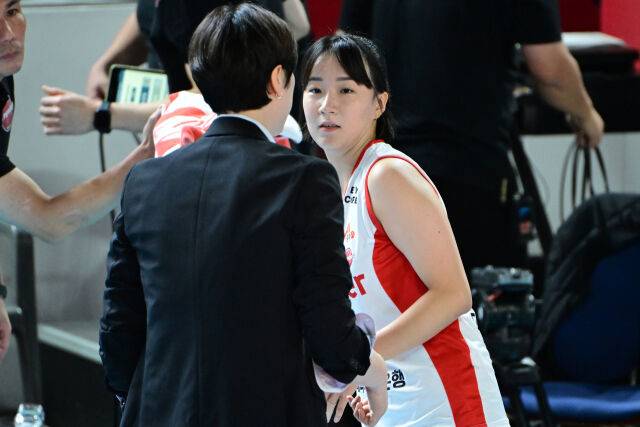 페퍼저축은행 장소연 감독이 박수빈 세터에게 지시를 하고 있다. / 한국배구연맹(KOVO)