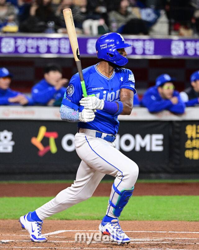 2025년 10월 24일 오후 대전한화생명볼파크에서 열린 '2025 신한 SOL BANK KBO 포스트 시즌' 삼성 라이온즈와 한화 이글스의 플레이오프(PO) 5차전 경기. 삼성 디아즈가 1회초 2사 1루서 안타를 치고 있다./잠실 = 송일섭 기자