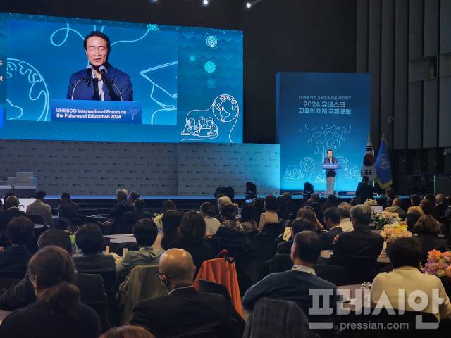 ▲‘2024 유네스코 교육의 미래 국제포럼’에서 기조발제를 통해 ‘경기미래교육체제’를 소개하고 있는 임태희 경기도교육감. ⓒ프레시안(전승표)