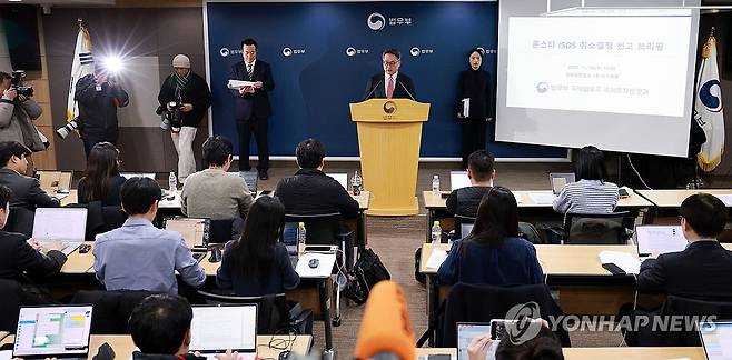 론스타 ISDS 취소결정 선고 브리핑 (과천=연합뉴스) 한종찬 기자 = 정홍식 법무부 국제법무국장이 19일 경기 과천시 정부과천청사 법무부에서 론스타 ISDS 취소 결정 선고 관련 브리핑을 하고 있다. 2025.11.19 saba@yna.co.kr