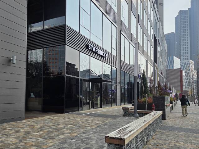 스타벅스 코리아가 오는 28일 중구 삼덕동 동성로SK리더스 지점 문을 열 예정이다. 사진은 개장을 준비 중인 스타벅스 동성로SK리더스 지점. 정은빈 기자