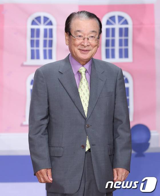 배우 이순재가 12일 오전 서울 여의도 63컨벤션센터에서 열린 Mnet 걸그룹 인재 육성 리얼리티 ‘아이돌학교’ 제작발표회에 참석해 포즈를 취하고 있다. 2017.7.12/뉴스1 ⓒ News1 권현진 기자