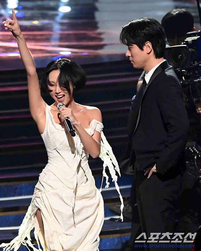 제46회 청룡영화상 시상식이 19일 여의도 KBS홀에서 열렸다. 화사, 박정민이 멋진 무대를 선보이고 있다. 허상욱 기자 wook@sportschosun.com