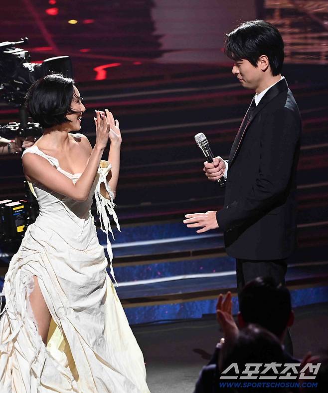 제46회 청룡영화상 시상식이 19일 여의도 KBS홀에서 열렸다. 화사, 박정민이 멋진 무대를 선보이고 있다. 허상욱 기자 wook@sportschosun.com