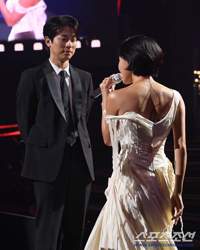 제46회 청룡영화상 시상식이 19일 여의도 KBS홀에서 열렸다. 화사가 박정민과 함께 축하공연을 하고 있다. 정재근 기자 cjg@sportschosun.com