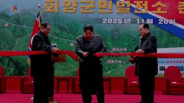 북한이 나흘 연속 '강원도 정신'을 선전했다. 중앙의 지원이 없더라도 지방 자력으로 결실을 맺어야 한다는 의미다. 연말 결산과 내년 9차 당대회를 고려한 조치라는 해석이 나온다. 다만 '강원도 정신'이라는 동일한 선전 문구가 연속해서 사용된 건 다소 이례적이라는 평가도 있다. /뉴시스, 조선중앙TV 갈무리