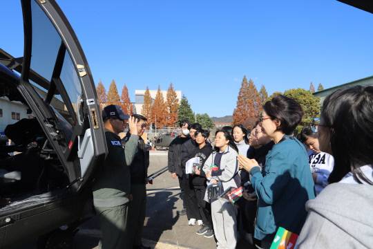 육군항공학교룰 방문한 교사와 학생들이 조종교관들로부터 LAH-1(미르온)에 대한 설명을 듣고 있다. 육군항공학교 제공