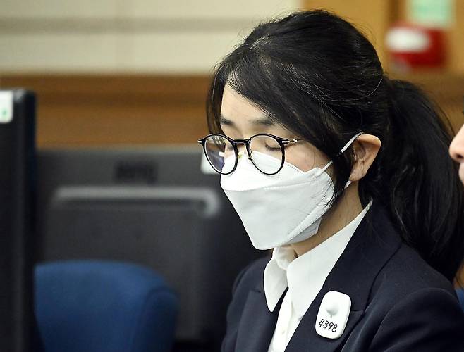 도이치모터스 주가조작, 통일교 청탁·뇌물 수수 의혹 혐의 등으로 구속기소 된 김건희 여사가 24일 오후 서울 서초구 서울중앙지방법원에서 열린 첫 재판에 출석해 있다. 2025.09.24. 사진공동취재단